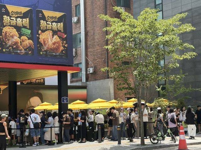 CJ제일제당이 19~21일 선보인 팝업 매장 '소바바치킨 성수점' 앞에서 소비자들이 줄을 서서 입장을 기다리고 있다. (사진=CJ제일제당 제공)