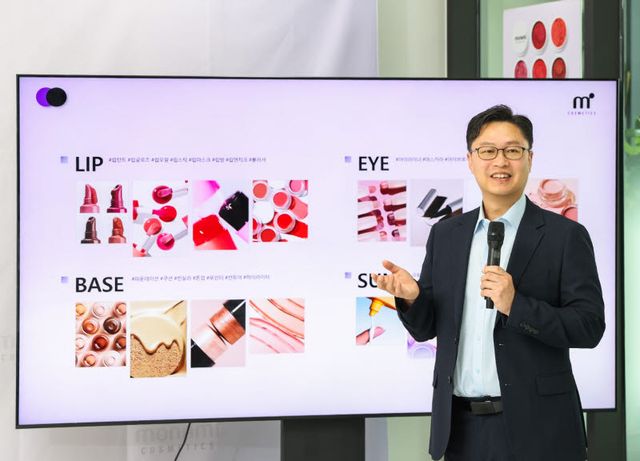 24일 박경현 모나미코스메틱 대표가 경기 용인시 자사 공장에서 사업을 설명하고 있다. (사진=모나미코스메틱)