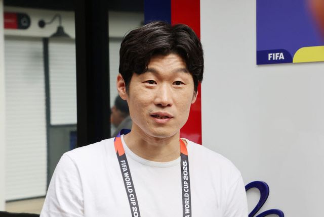 현지 취재진과 인터뷰를 하는 박지성 JTBC 해설위원. 사진=뉴스1