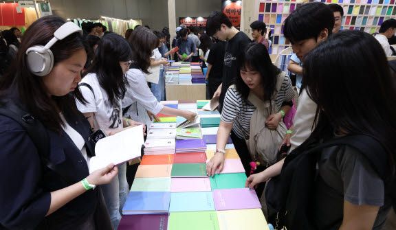 ‘2026 서울국제도서전’을 찾은 관람객들의 모습(사진=이영훈 기자).