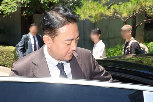 법원에 회생을 신청한 종합편성채널 JTBC 등 중앙그룹 계열사 5곳에 대한 대표자 심문 기일이 열린 23일 홍정도 중앙그룹 부회장이 서초구 서울회생법원에서 열린 중앙그룹 계열사 기업회생신청 대표자 심문을 마친 뒤 이동하고 있다. (사진=공동취재)