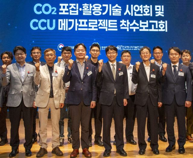 심규석 LG화학 CTO 전무(왼쪽에서 세번째)와 김노마 기반기술 연구소장(왼쪽에서 첫번째)이 한국에너지기술연구원에서 열린 ‘CO₂ 포집·활용(CCU) 기술 시연회 및 CCU 메가프로젝트 착수보고회’에 참석해 기념 촬영을 하고있다. (사진=LG화학)