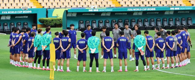 2026 북중미 월드컵에서 남아프리카공화국과 조별리그 3차전을 앞둔 한국대표팀의 홍명보 감독이 23일(현지시간) 멕시코 몬테레이 에스타디오 우니베르시타리오에서 팀 훈련을 지도하고 있다. 사진=연합뉴스