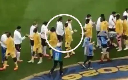 잉글랜드 대표팀 수비수 제드 스펜스가 가나 미드필더 토마스 파티와 악수를 거부하는 듯한 행동을 취하고 있다. 사진=유튜브 캡처