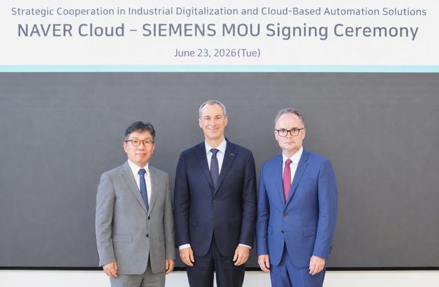 네이버클라우드와 한국지멘스가 ‘제조 산업의 AI 전환’을 위한 업무협약을 체결했다. (왼쪽부터) 네이버클라우드 김유원 대표, 지멘스 그룹 경영이사회 멤버이자 디지털 인더스트리(DI) 부문 대표(CEO) 세드릭 나이케(Cedrik Neike) 부회장, 한국지멘스 선임 부사장 및 디지털 인더스트리 부문장 티노 힐데브란트(Tino Hildebrand). 사진=네이버클라우드