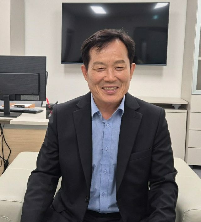 24일 최유철 의성군수 당선인이 의성종합체육관에 위치한 인수위 사무실에서 차기 군정에 대한 구상을 밝히고 있다.(사진=홍석천 기자)