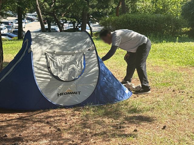 23일 오전 한국체육산업개발 공원서비스팀 직원이 경기장에 무단으로 설치된 텐트를 살피고 있다. (사진=권아인 수습기자)