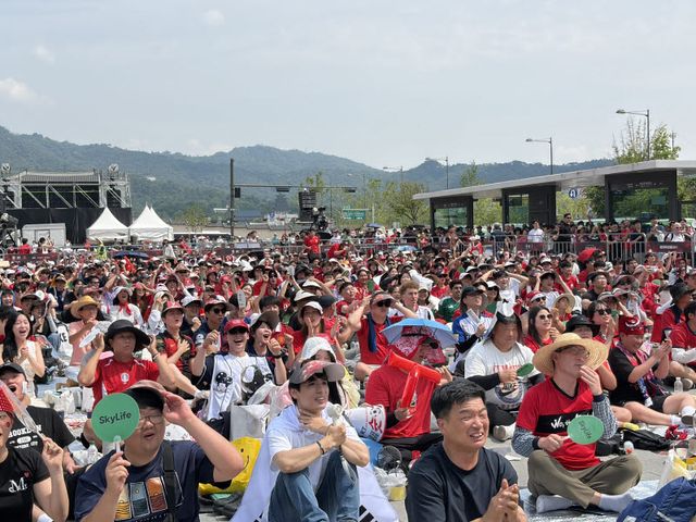 19일 서울 광화문 광장에서 거리응원에 나온 시민들이 경기를 보고 있다. (사진= 정유진 수습기자)