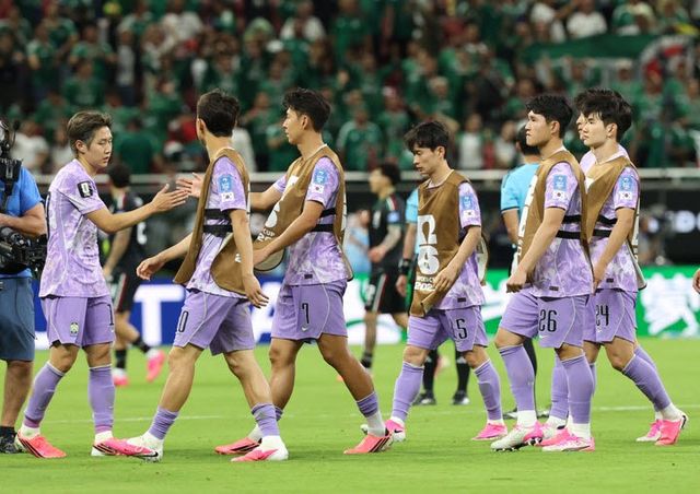 축구 대표팀이 19일(한국시간) 멕시코 과달라하라 스타디움에서 멕시코에 패한 뒤 아쉬워하고 있다. 사진=연합뉴스