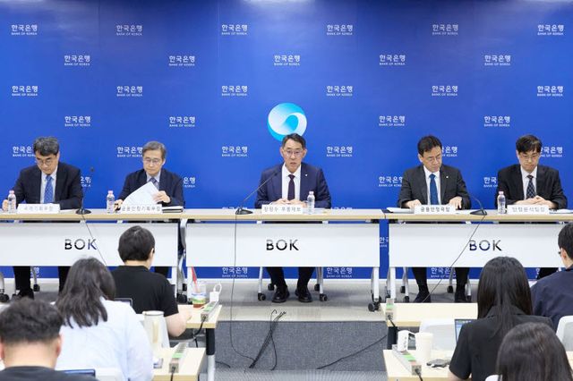 24일 오전 서울 중구 한국은행에서 열린 금융안정보고서(2026년 6월) 설명회. (왼쪽부터)유재현 국제기획부장, 이정연 금융안정기획부장, 장정수 부총재보, 임광규 금융안정국장, 문용필 안정분석팀장. (사진=한국은행)