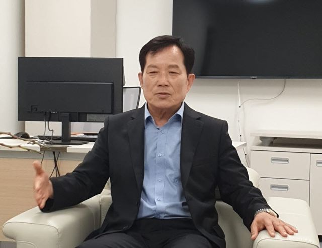 24일 최유철 의성군수 당선인이 의성종합체육관에 위치한 인수위 사무실에서 차기 군정에 대한 구상을 밝히고 있다.(사진=홍석천 기자)