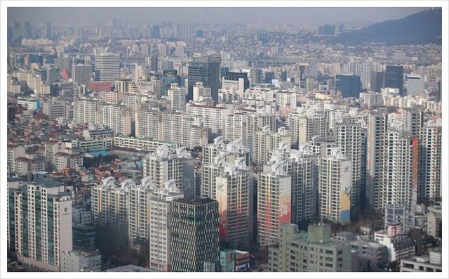 부동산·유통업 흔들리면 금융권도 흔들린다…기업대출 3분의 1 집중