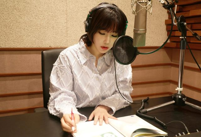 지난 24일 롯데홈쇼핑은 배우 이유리와 함께 시각장애아동을 위한 음성도서 제작 사회공헌사업 '드림보이스'를 진행한 가운데, 배우 이유리가 음성도서를 녹음했다. (사진=롯데홈쇼핑)