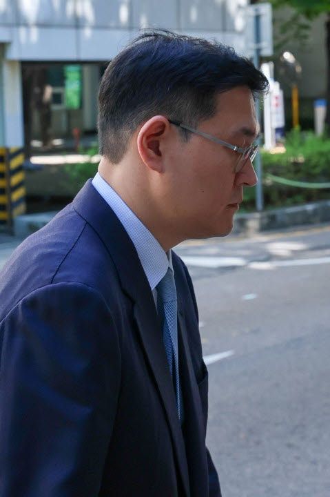 회생 대표자 심문 위해 법정 향하는 홍정인 대표이사 (사진=연합뉴스)