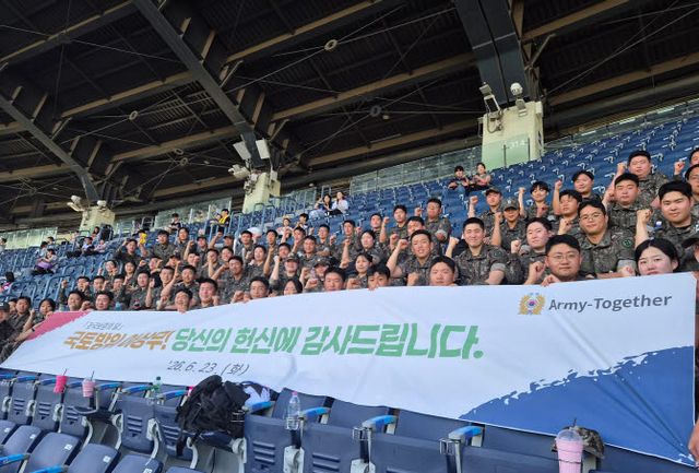 23일 잠실야구장에서 열린 LG와 삼성 경기에 초청된 전방지역 근무 초급간부들이 경기 관람에 앞서 기념사진을 촬영하고 있다. (사진=육군)