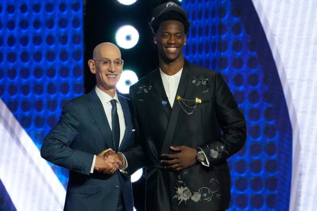 NBA 신인드래프트에서 전체 1순위로 워싱턴 위저즈에 지명된 AJ 디반차(오른쪽)가 애덤 실버 NBA 커미셔너와 함께 기념촬영을 하고 있다. 사진=AP PHOTO