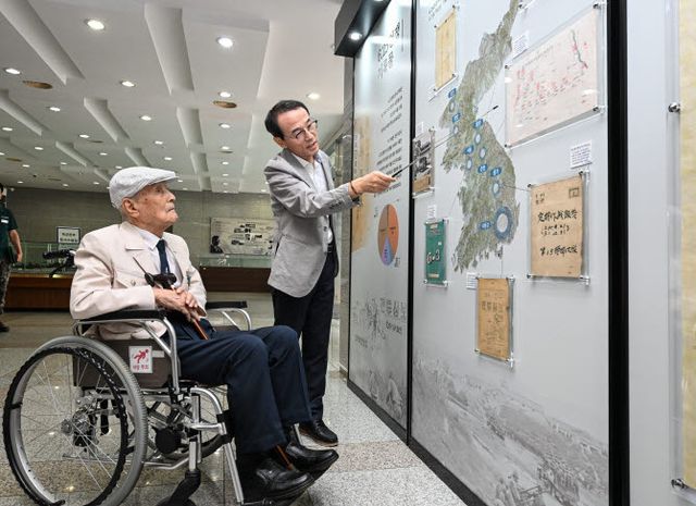 한희나 옹이 육군기록정보관리단을 방문해 주용선 육군기록정보관리단장에게 육군 기록물 관련 설명을 듣고 있다. (사진=육군)