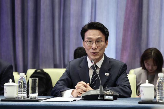 김민석 국무총리가 지난 23일 중국 칭화대를 방문해 법학원장과 면담하고 있다. (사진=연합뉴스)