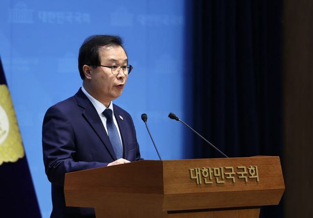 기자회견하는 이건태 의원(사진=뉴시스)