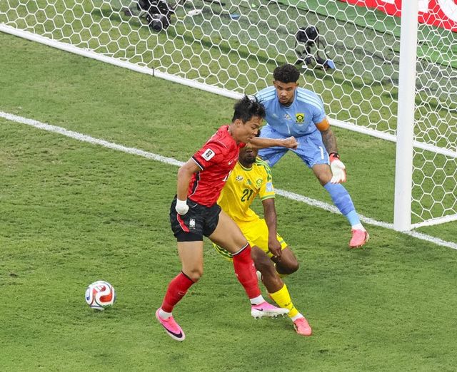 대한민국과 남아공의 2026 국제축구연맹(FIFA) 북중미 월드컵 조별리그 A조 최종 3차전이 열린 멕시코 누에보레온주 과달루페의 몬테레이 스타디움. 오현규가 슈팅을 시도하고 있다. 사진=연합뉴스