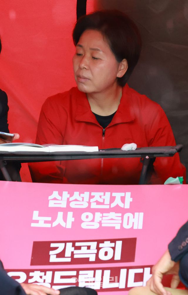 [이데일리 방인권 기자] 양향자 당시 국민의힘 경기도지사 후보가 20일 경기도 삼성전자 평택캠퍼스 입구에서 삼성전자 노사 대타협을 촉구하며 단식하고 있다.