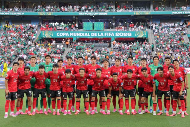 대한민국과 남아공의 2026 국제축구연맹(FIFA) 북중미 월드컵 조별리그 A조 최종 3차전이 열린 멕시코 누에보레온주 과달루페의 몬테레이 스타디움. 한국 선수단이 기념사진을 찍고 있다. 사진=연합뉴스