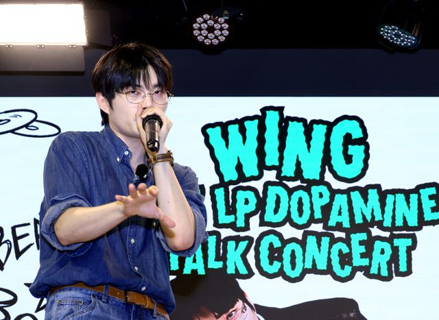 비트박서 윙이 24일 오후 서울 중구 KG타워 하모니홀에서 열린 첫 정규앨범 '도파민' 발매기념 토크콘서트에서 팬들의 요청에 즉석으로 비트박스를 선보이고 있다. (사진=일간스포츠)