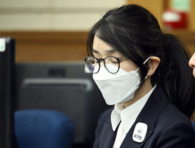 도이치모터스 주가조작, 통일교 청탁·뇌물 수수 의혹 혐의 등으로 구속기소 된 김건희 여사가 지난 9월 24일 오후 서울 서초구 서울중앙지방법원에서 열린 첫 재판에 출석해 있다. (사진=공동취재단)
