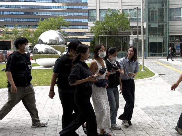 공무집행방해 등 혐의를 받는 김모(45) 씨가 25일 오후 영장실질심사를 받기 위해 서울동부지법으로 출석하고 있다.(사진=권아인 수습기자)
