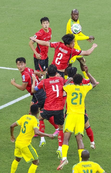 대한민국과 남아공의 2026 국제축구연맹(FIFA) 북중미 월드컵 조별리그 A조 최종 3차전이 열린 멕시코 누에보레온주 과달루페의 몬테레이 스타디움. 한국이 남아공의 공격을 막아내고 있다. 사진=연합뉴스