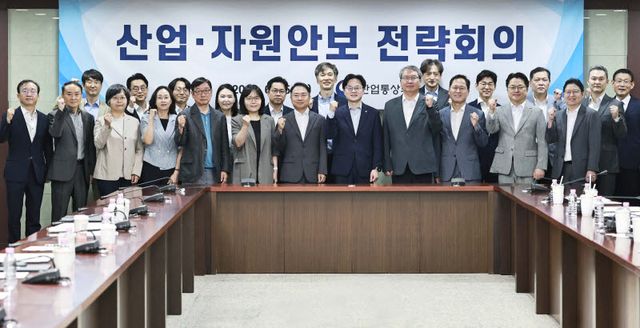 김정관 산업통상부 장관(가운데)과 산업·자원안보 분야 전문가들이 25일 한국무역보험공사에서 열린 제1회 산업·자원안보 전략회의에 앞서 기념촬영하고 있다. (사진=산업부)