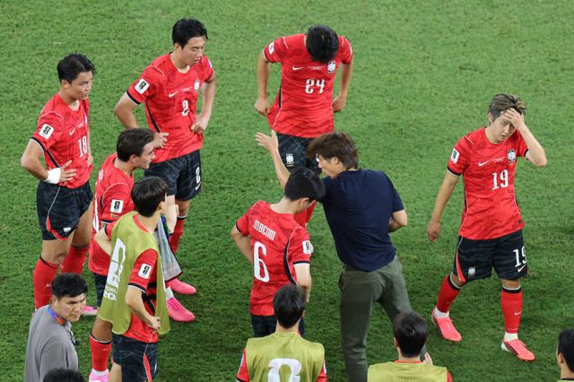 24일(현지시간) 멕시코 몬테레이 스타디움에서 열린 2026 북중미 월드컵 A조 3차전 한국과 남아프리카공화국의 경기. 홍명보 감독이 후반 하이드레이션 타임 때 전술을 지시하고 있다. (사진=연합뉴스)
