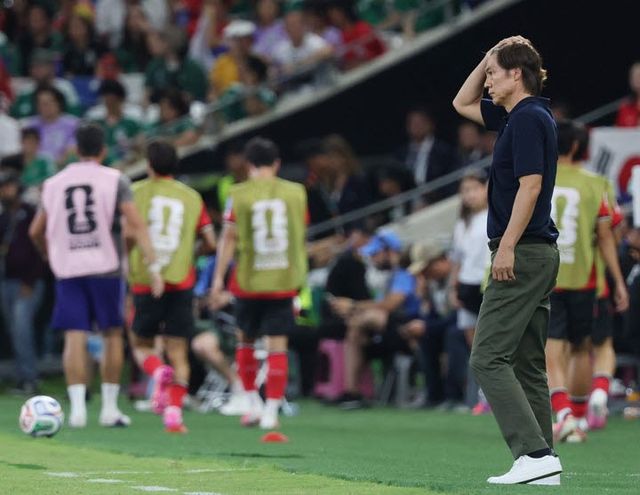 24일(현지시간) 멕시코 몬테레이 스타디움에서 열린 2026 북중미 월드컵 A조 3차전 남아프리카공화국과의 경기. 홍명보 감독이 경기를 보고 있다. 사진=연합뉴스