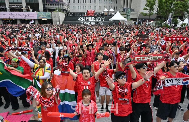 2026 북중미 월드컵 조별리그 A조 3차전 대한민국과 남아프리카공화국과의 경기가 열린 25일 서울 종로구 광화문광장에서 시민들이 응원전을 펼치고 있다.(사진=이영훈 기자)