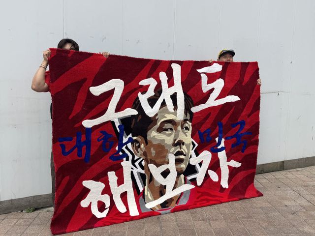 터프팅 공방을 운영하는 서윗(35)씨와 아예(32)씨가 손수 만든 러그를 들고 사진촬영을 하고 있다. (사진= 강민혁 수습기자)