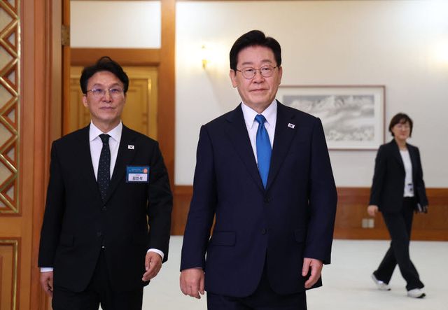 이재명 대통령이 15일 청와대에서 열린 규제합리화위원회 제1차 전체회의에 김민석 국무총리와 입장하고 있다.(사진=연합뉴스)