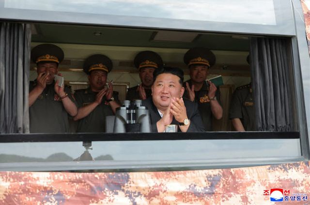 김정은 북한 국무위원장이 지난 25일 국방과학연구기관들에서 조직한 중요 무기시험을 참관했다고 조선중앙통신이 26일 보도했다. 통신은 시험들에서 갱신형 240㎜ 24관식 방사포 무기체계의 전투적 특성과 전술탄도미사일의 특수사명 전투부위력, 155㎜ 자행평곡사포 사거리 연장탄의 명중 정확성을 분석 평가했다고 전했다.[조선중앙통신=연합뉴스 제공]
