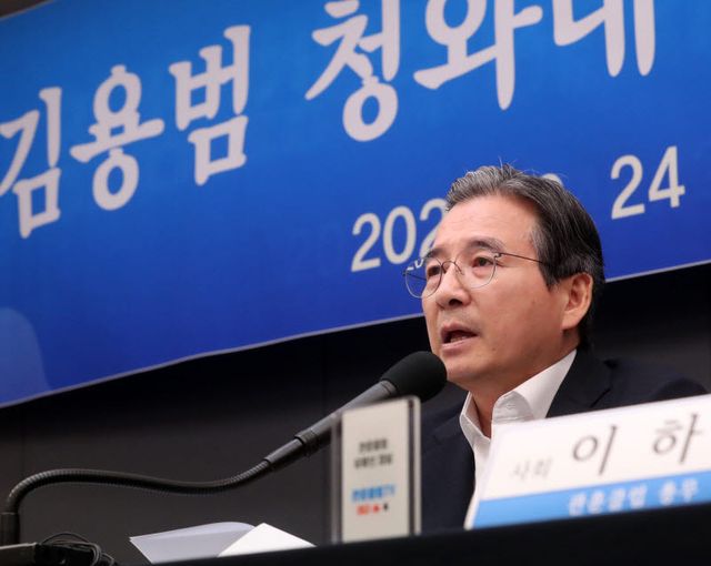 김용범(가운데) 청와대 정책실장이 24일 서울 중구 한국프레스센터에서 열린 관훈토론회에 참석하고 있다.(사진=김태형 기자)