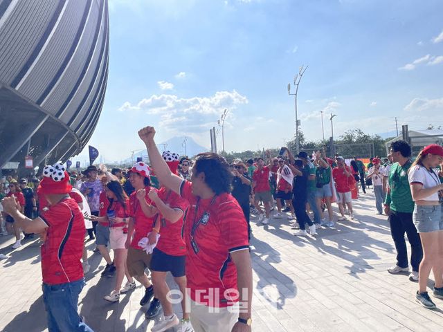 25일(한국시간) 한국과 남아공의 2026 국제축구연맹(FIFA) 북중미 월드컵 조별리그 A조 3차전이 열리는 멕시코 누에보레온주 과달루페의 몬테레이 스타디움. 한국 대표팀의 붉은 유니폼을 입을 팬들이 경기장 입장 전부터 응원전을 펼치고 있다. 사진=AFPBB NEWS