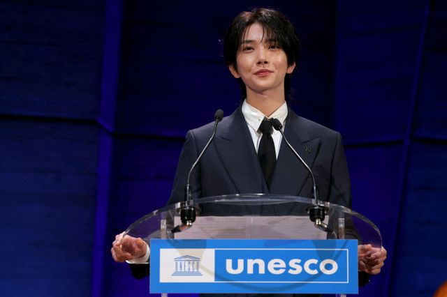 그룹 세븐틴 멤버 조슈아가 25일(현지시간) 프랑스 파리 유네스코 본부에서 열린 '유네스코 x 세븐틴: 셀러브레이팅 유스, 크리에이티비티 앤드 웰빙 투게더'(UNESCO x SEVENTEEN: Celebrating Youth, Creativity and Well-Being Together) 기념식에서 연설하고 있다.(사진=AFP)