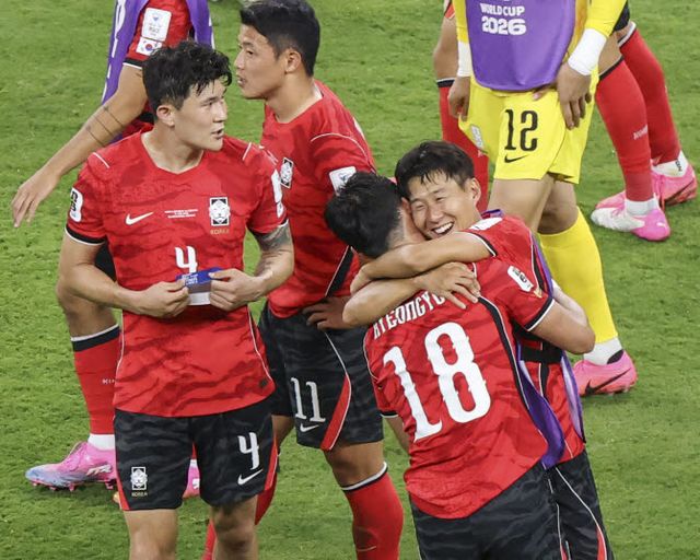 지난 11일(현지시간) 멕시코 사포판 과달라하라 스타디움에서 열린 2026 북중미 월드컵 A조 1차전 한국과 체코의 경기. 2-1로 승리한 한국의 손흥민과 오현규가 승리를 자축하고 있다. 사진=연합뉴스