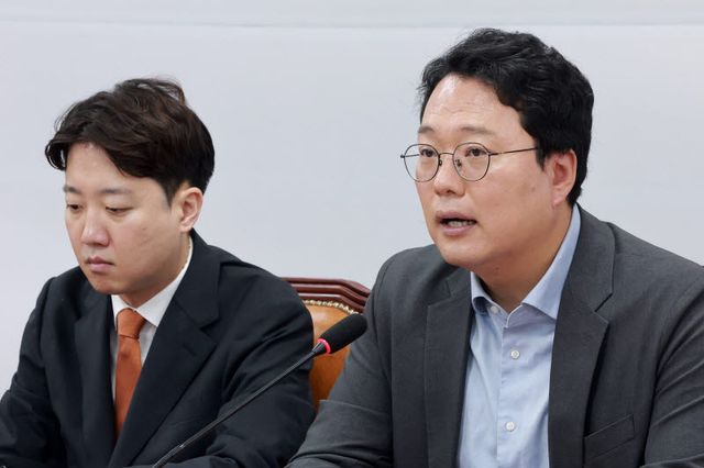 천하람 개혁신당 원내대표가 지난 22일 국회에서 열린 최고위원회의에 참석해 발언하고 있다. 왼쪽은 이준석 대표. (사진=연합뉴스)