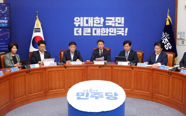 (서울=연합뉴스) 황광모 기자 = 더불어민주당 한병도 당 대표 직무대행 겸 원내대표가 26일 서울 여의도 국회에서 열린 최고위원회의에서 발언하고 있다.