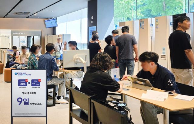삼성전자 고객들이 '국민과 함께, 삼성전자 감사 페스티벌' 기간에 삼성스토어를 방문해 제품을 체험하고 구매상담을 받고 있다. (사진=삼성전자)