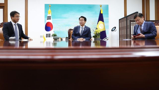 조정식(가운데) 국회의장 주재로 22일 오후 서울 여의도 국회 의장 집무실에서 한병도(왼쪽) 더불어민주당 원내대표와 정점식 국민의힘 원내대표가 회동하고 있다.(사진=이데일리 노진환 기자)
