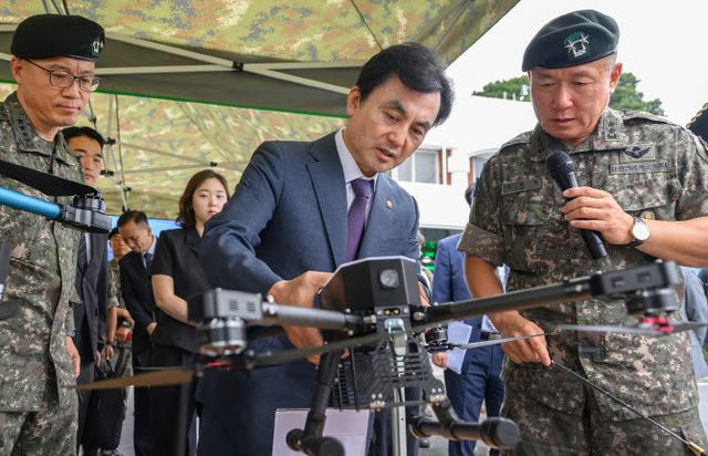안규백 국방부 장관이 지난 해 9월 육군 제36사단을 방문해 ‘50만 드론전사’ 양성을 위한 소형드론 및 대드론 분야 실증 전담부대를 최초 지정했다. 안 장관이 사단장으로부터 교육용 소형드론 대한 설명을 듣고 있다. (사진=국방부)