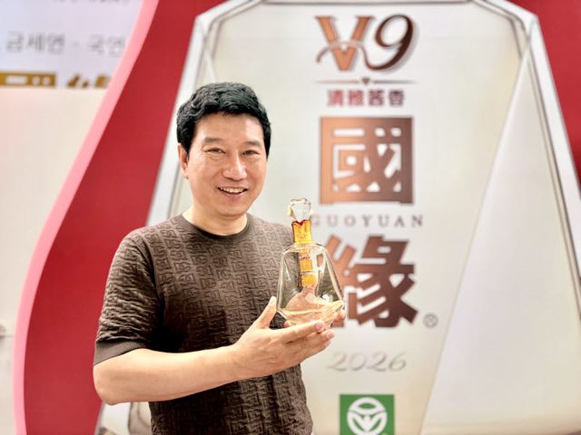 김람수 화강주류 대표가 금세연의 프리미엄 라인 '국연V9'을 들고 있다.(사진=이민하 기자)