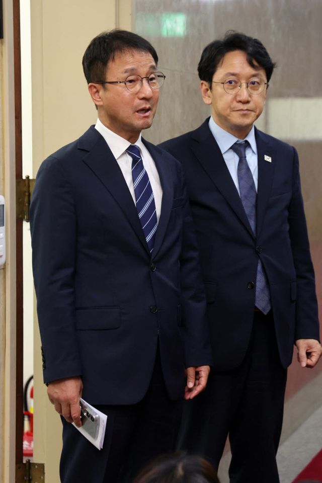 더불어민주당 한병도 당대표 직무대행 겸 원내대표가 26일 오후 서울 여의도 국회에서 상임위원회 위원 명단 제출 관련 국회의장 항의방문을 마치고 취재진 질문에 답하고 있다.(사진=연합뉴스)