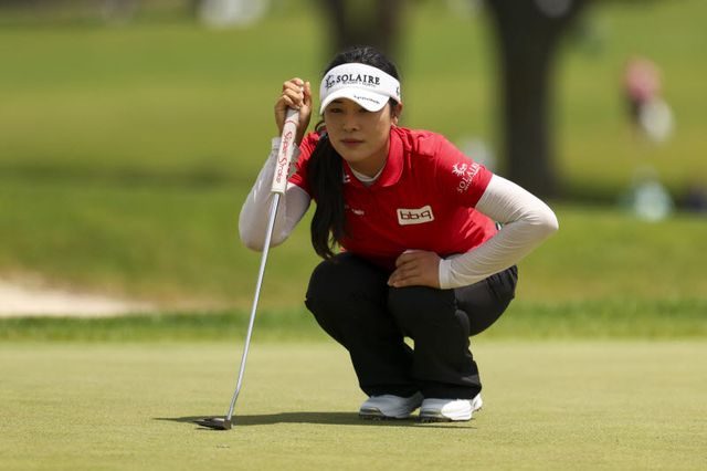 윤이나가 KPMG 위민스 PGA 챔피언십 1라운드 9번홀에서 그린의 경사를 살피고 있다. (사진=PGA of America)