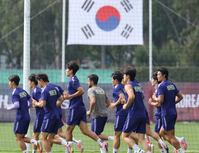 한국 축구국가대표팀이 26일(한국시간) 팀 베이스캠프인 멕시코 과달라하라로 돌아와 사포판 치바스 바예 베르데에서 회복훈련을 했다. 주장 손흥민을 비롯한 선수들이 러닝으로 몸을 풀고 있다. 사진=연합뉴스